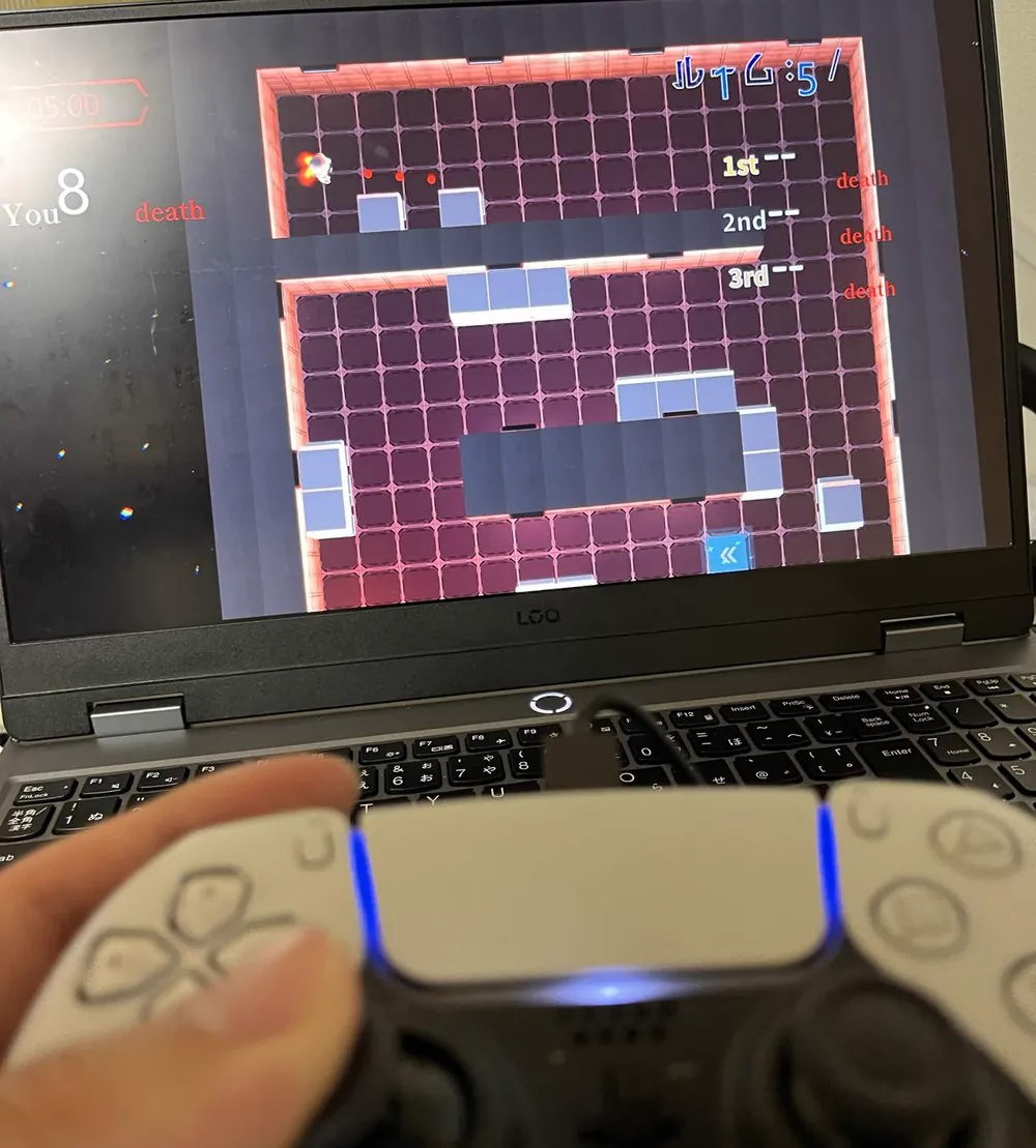 ノートPCで遊んでいる画面と、手に持ったDualSense